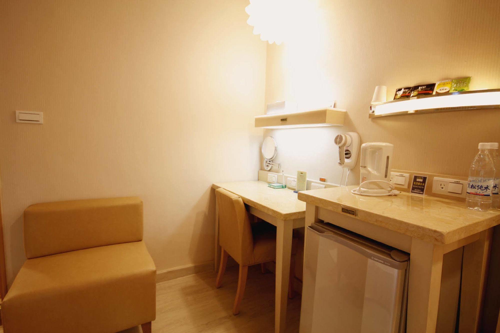 Kindness Hotel - Tainan Minsheng Esterno foto